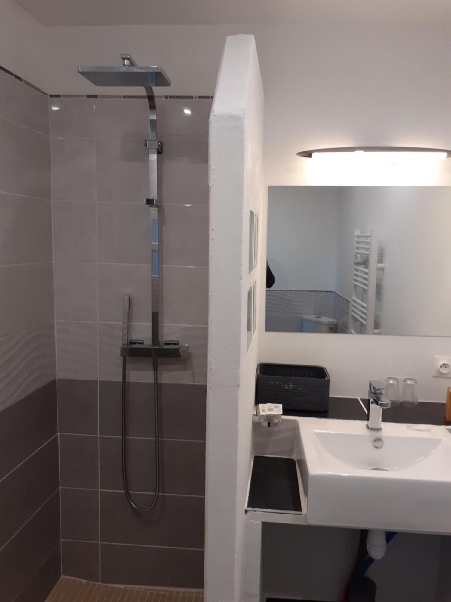 O Calme Otel Brizambourg Dış mekan fotoğraf